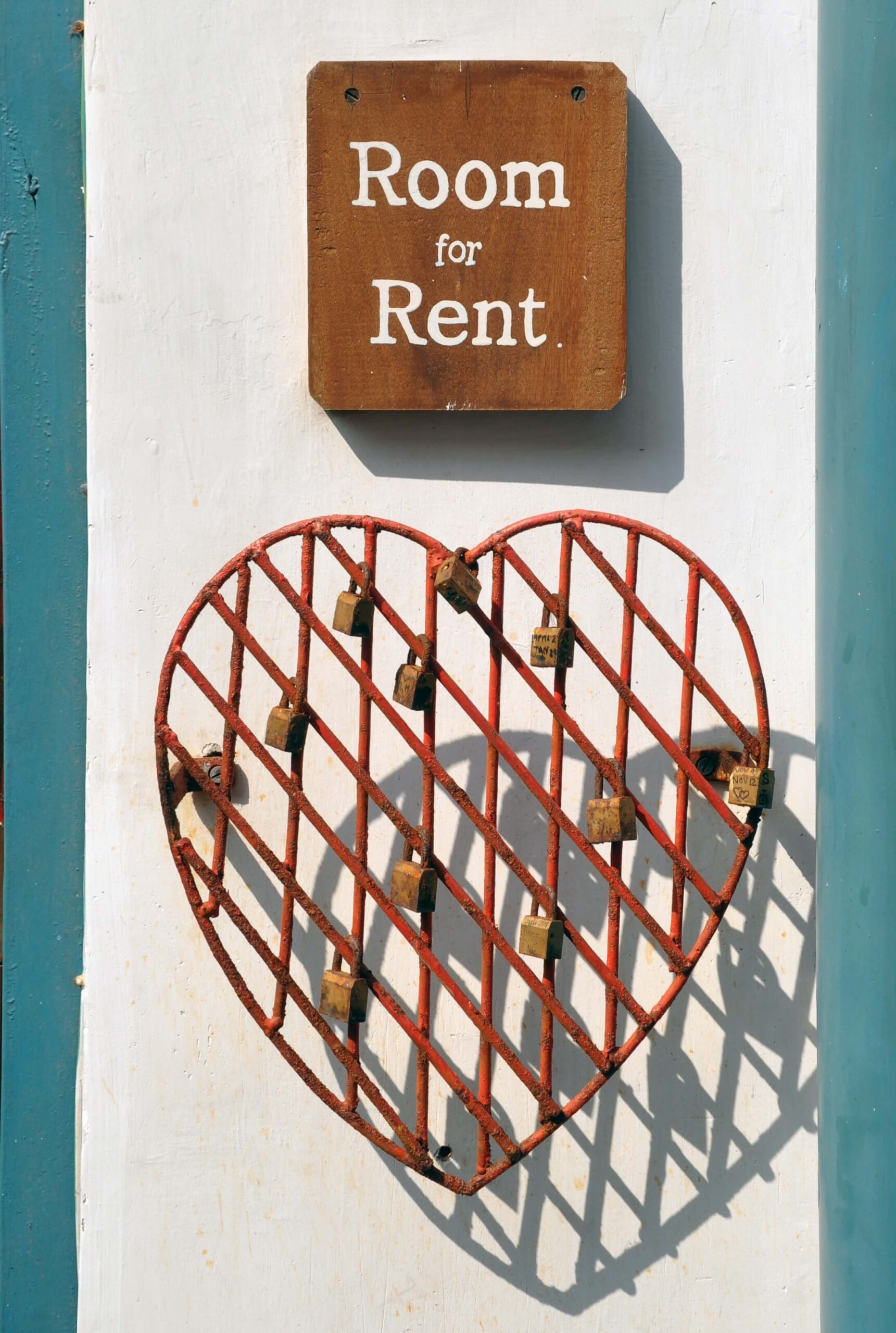 A welcoming sign saying " Room to rent". A photo used for this article about Landlors and rental properties.